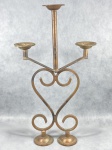 Antigo candelabro confeccionado artesanalmente em ferro para 3 velas, apresenta muito bom estado de estrutura e conservação, medidas: 59x34cm.