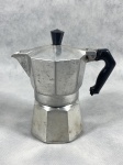 Cafeteira tipo italiana, bom estado de conservação, falta o cone para colocar o pó de café, marcas de uso. Altura 16cm.