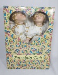 Lindo Par de Anjinhos em porcelana - Acondicionados na embalagem original - Um Anjo está conservado e o outro possui trauma em uma das pernas e na bochecha. Conforme fotos.- Medida da embalagem: 38 cm x 27 cm x 10 cm. Medida do anjo: 36 cm de altura.