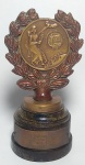 COLECIONISMO - Troféu de 1º lugar - Py 1 Go - De Maio - Ano: 1984 - Clube de Rádio Amadores da Região dos Lagos - RJ - CWPL - Base em madeira - detalhes em bronze - Medida: 14 x 8 x 6,5 cm.