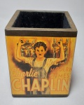 Lindo Porta Objetos em Madeira, Representando Cartazes de Filmes  -  CHARLIE CHAPLIN  -  Medida: 10 cm de altura x  8 cm x 8 cm.