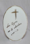 Lindo Adorno Religioso em Porcelana com bordas em ouro - Com a frase ''Los Tuyos no Te Olvidar'' (O Seu Não Vai te Esquecer) - Conforme fotos - Medida: 13 x 8,5 x 3,5 cm.