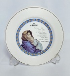 Lindo adorno prato de mesa religioso com mensagem em porcelana pintada à mão, representando: Nossa Senhora e o Menino Jesus. Medida: 22 cm de diâmetro. Acompanha suporte de acrílico. Criações e Design.