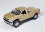 Miniatura da MAISTO - CHEVROLET SILVERADO -1999, escala 1:48.Produzida em metal com detalhes em plástico, apresenta abertura das portas, rodas livres, pneus emborrachados e pintura na cor dourada. Conforme fotos. Medida:11 cm x 4,5 cm x 4 cm.