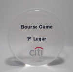 COLECIONISMO - Lindo Troféu em grosso acrílico cristal - Banco Citibank - 1º lugar - 2010 - Bourse Game - Realizado pelo 4º Ano consecutivo no Kuwait. O Seminário de Bolsa de Valores, a clamado mundialmente - Policristal  Medida: 13 cm diâmetro X 3,5 cm espessura.