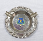 Exército Brasileiro - Antigo Cinzeiro em metal prateado, representando ao centro Brasão em metal esmaltado da Escola de Comunicações. Borda decorada em Arabescos. Medida: 10,5 cm de diâmetro x 1,5 cm de alt.