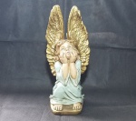 Antiga e belíssima escultura representado Anjo Pensador, em gesso estuque, com bonita policromia - Apresenta leves marcas do tempo - Altura: 39 cm - Base: 14 X 12 cm - Peso: 3,5 Kg - Vide fotos!