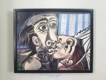 PICASSO - Belíssima obra de Pablo Picasso, em papel couché colorido do quadro "O BEIJO, 1969", emoldurada com proteção de vidro - Dimensão: 53 X 43 cm - Vide fotos!