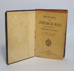 Antigo e Raro Livro Religioso - Manual do Apostolado da Oração - Em União com o Sagrado Coração de Jesus - 15ª Edição Brasileira  - ITÚ - ''Mensageiro do Coração de Jesus'' - Ano: 1928 - Possui 297 páginas conservadas - Capa dura com bordas na cor vermelho - Medida: 13,5 x 9 cm.