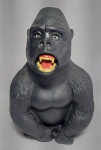 Lindo Boneco Gorila importado - Animatrônico  - Rei dos Macacos - Wow Wee Intl Ltd  - Ano: 1999 - Funcionamento com 3 pilhas pequenas - AA - Vira cabeça e emite sons - Porém por estar parado por muito tempo, foi feito testes iniciais e não funcionou . Necessita de revisão. Estrutura em Plástico rígido e Borracha rígida .Conforme fotos. Medida: 26 cm altura x 19 cm x 18 cm.