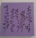 Deslumbrante e minimalista, o quadro vazado Tok Stok  na cor lilas é uma verdadeira obra de arte contemporânea. Com seu design elegante e traços sutis, ele capta a leveza e a liberdade , tornando-se uma peça decorativa sofisticada que transforma qualquer ambiente em um refúgio de serenidade e estilo. Um toque de beleza singular e modernidade para sua casa. Medidas: 40x40 cm