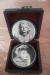 Porta copos Marilyn Monroe nas cores preto e branco, em caixa com seis unidades - Medidas: 12x12x6 cm ( caixa) e Diâmetro: 10 cm