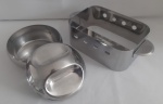 Transforme a maneira como você armazena seus ingredientes com nosso sofisticado Farinheiro de Inox. Feito com aço inoxidável de alta qualidade, este farinheiro combina resistência e estilo, garantindo durabilidade e um toque de modernidade à sua cozinha, e suporte de Inox para margarina marca BRINOX, na caixa sem uso.- Medidas: 9x5 cm e 16x9 cm