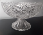 Elegante fruteira/centro de mesa em cristal lapidado, com frisos marcados e pé parafusado, garantindo durabilidade e sofisticação. Diâmetro: 24 cm e Altura: 15 cm