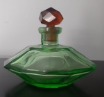 Antigo frasco de perfume em vidro verde, com tampa âmbar e design de corpo baixo e achatado. - Medidas: 13x8x10 cm