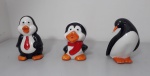 Trio de pinguins de geladeira em louça, Medidas: 11cm, 12cm e 13cm, em excelente estado.