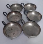 Seis antigas tacinhas em metal provavelmente prata 90, com marcas de uso e bem oxidada. Diâmetro; 9 cm