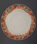 Prato  em porcelana inglesa J&G Meakin., decorada com folhas  em tons de laranja e marrom - Diametro: 23cm Lote com lascado.