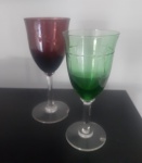 Duas taças em cristal na co vinho e verde , ambas com bicado na base, e pequeno bicado na boca - . Alturas:  18 cm e 16,5 cm