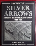 Automobilismo - excelente e raro livro " Silver Arrows", por Chris Nixon, editado 1986, contando a história da famosa rivalidade nas pistas de corrida, década  1930, entre a Mercedes-Benz e Auto-Union, 29x22 cm, capa dura e contra-capa, 350 pág. textos e fotos em p/b, próprias da época, muito bom estado.