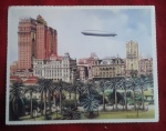 Raro e antigo cartão-postal colorido, da cidade de São Paulo, sendo sobrevoada pelo Graf Zeppelin (1939), reproduzindo o quadro do artista Paulo Acensio, título "Encontro de Pioneiros " - 1995 ( Dirigível e o famoso Ed. Martinelli), muito bom estado.