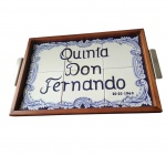 Bandeja executada com seis azulejos pintados à mão `Quinta Dom Fernando`, 20-05-63, bordas corpo em madeira e asas em inox, 50 x 35 cm.