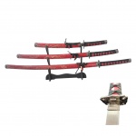 Kit com três espadas Katna Samurai Ninja e cabos Tantô, Lâminas, uma das bainhas com um apoio do trançado quebrado, decorativas,  com o expositor, Com. 25, 39 e  56 cm. Cabo: 17 22 e 25 cm.