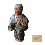 Arte Oriental em porcelana Kyoto Satsuma representando anciã, falta o adorno de mão, marcado na base, Alt. 42, Larg. 26 cm.