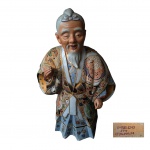 Arte Oriental em porcelana Kyoto Satsuma representando ancião, falta o adorno de mão, marcado na base, Alt. 44, Larg. 30 cm.