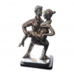 Escultório em metal representando bailarinos de tango, Alt.22, base: 13 x 6 cm.