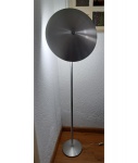 Luminária de chão executada em alumínio em forma de disco sustentada por haste apoiada em base circular, Alt. 160, Diam. 48 e 25 cm.