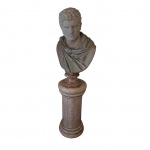 Importante Busto em mármore escola italiana representando imperador Caracalla Bartolomeo (1917) sustentado por base em mármore rachado apoiado em coluna também de mármore circular. Alt. Do  busto: 76, Alt. da Coluna 73 cm.