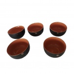 Cinco bowls em cerâmica oriental, exterior negro e interior na cor goiaba, Diam. 13, Alt. 8 cm.