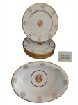 Porcelana - Oito pratos principais  e uma travessa oval em porcelana Royal Bavária, decorada com cena galante ao centro e frisos a ouro. Diam. 26cm e 28x20x5cm