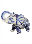 Escultura em porcelana chinesa representando elefante na tonalidade azul. Alt. 16cm, 22x11cm