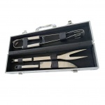 Maleta com kit churrasco composto de garfo, faca e pegador, Com. 34, 33 e 28 cm.