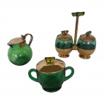 Green Collection executado em vidro lapidação estrela com tampa e base em bronze, pegas em acrílico composto de: galheteiro, açucareiro e pequena jarra (tampa sem o parafuso de encaixe), Alt. 18 a 8 cm.