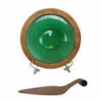 Prato para bolo  com espátula Green Collection executado em vidro lapidação estrela  e bordas em bronze, sendo que o bronze com marcas do tempo, Diam. 27 cm.