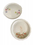 Duas peças em porcelana sendo um prato decorativo pintado à mão representando velas e um prato para bolo decorado com flores. Diam. 26 e 28 cm.