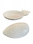 Duas peças em porcelana branca decorativas, uma representando abacaxi,  apresenta lascados e outra oval com tampa,  28 x 15,Alt. 6 e 10 x 16, Alt. 7 cm.