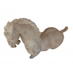 Escultório em terracota representando cavalo deitado, apresenta rachado no dorso,  50 x 17, Alt. 31 cm.