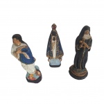 Três escultórios representando imagens do imaginário católico em gesso policromado, Nossa Senhora Aparecida, Santa Rita e Nossa Senhora da Conceição, apresenta pequenos lascados, Alt. 21  cm.