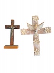 Crucifixos em madeira com Jesus Crucificado e uma cruz decorada com Espirito Santo e Flores patinadas de branco, Alt. 15 a 22 cm