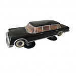 COLECIONISMO - Limousine Mercedes Benz MB 600 black articulado escala 1/18 com apoio para exposição, made in China, Com. 35, Larg. 10, Alt. 10 cm.