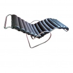 Chaise Longue Ajustável Design Mies Van Der Roche estrutura cromada, estofamento em couro negro, apresenta ferrugem na parte de baixo da estrutura. Com. 177, Larg. 62,  Alt. 90 cm.