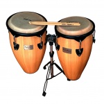 Par de congas executadas em madeira apoiadas em suporte duplo ajustável by Tycoon Percussion,  e par de baquetas  C. Ibanez 58, Alt. 65, Diam. 33 cm.