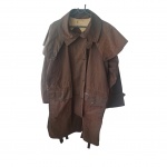 Casaco masculino Xl em couro na cor castor, by Outback trading Co. o forro tem um rasgo e manchas, ombro 55, Alt. 109 cm.