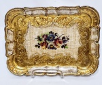 M, FIRENZE - ITÁLIA - Clássica e linda bandeja fiorentina executada finamente em madeira de ótima qualidade, adornada por belo motivo floral e de volutas e riquíssima cobertura á ouro. Perfeito estado de conservação. Mede 19x 26 cm. Itália. Século XX.