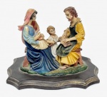 Linda escultura executada finamente em resina de ótima qualidade escultórica, representando expressiva cena sacra de Jesus, Maria e José ricos em movimentos, apoiados sopre base de madeira nobre. Perfeito estado de conservação, mede 17 cm de altura x 23 cm de comprimento x 16 cm de largura aproximadamente.