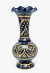 ÍNDIA - Lindo vaso executado em Solid Brass indiano de excelente fundição, adornado por rico trabalho em tonalidades dourado e preto, borda tiotada. Perfeito estado de conservação, mede 24,5 cm de altura x 10,5 cm de diâmetro da borda.